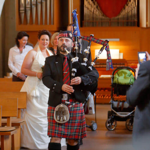 Dudelsackspieler in einer Kirche in Löhne Westfalen