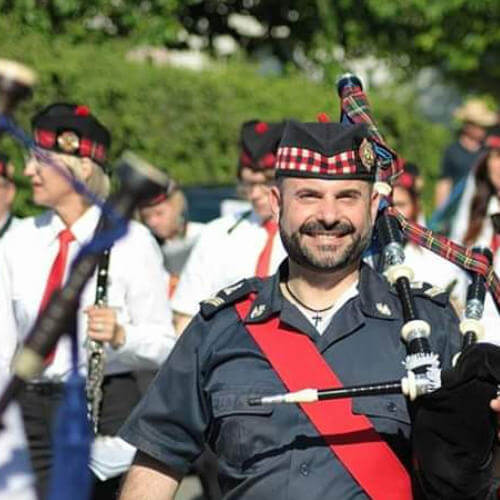 Dudelsack-Musik in Bückeburg mit Spieler in Uniform