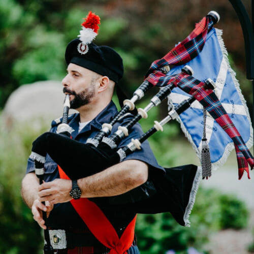 Ein Dudelsackspieler in schottischer Uniform spielt Highland Cathedral in Bad Oeynhausen