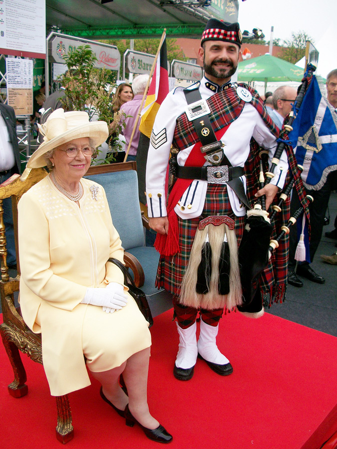 Dudelsackspieler in Uniform mit Queen Elisabeth Double